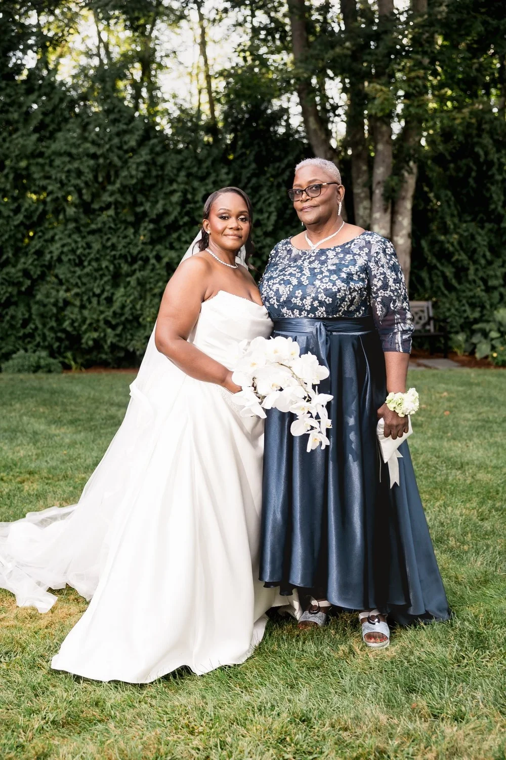Avenir wedding photographer, Walpole, MA — bride with her mother on the ceremony lawn