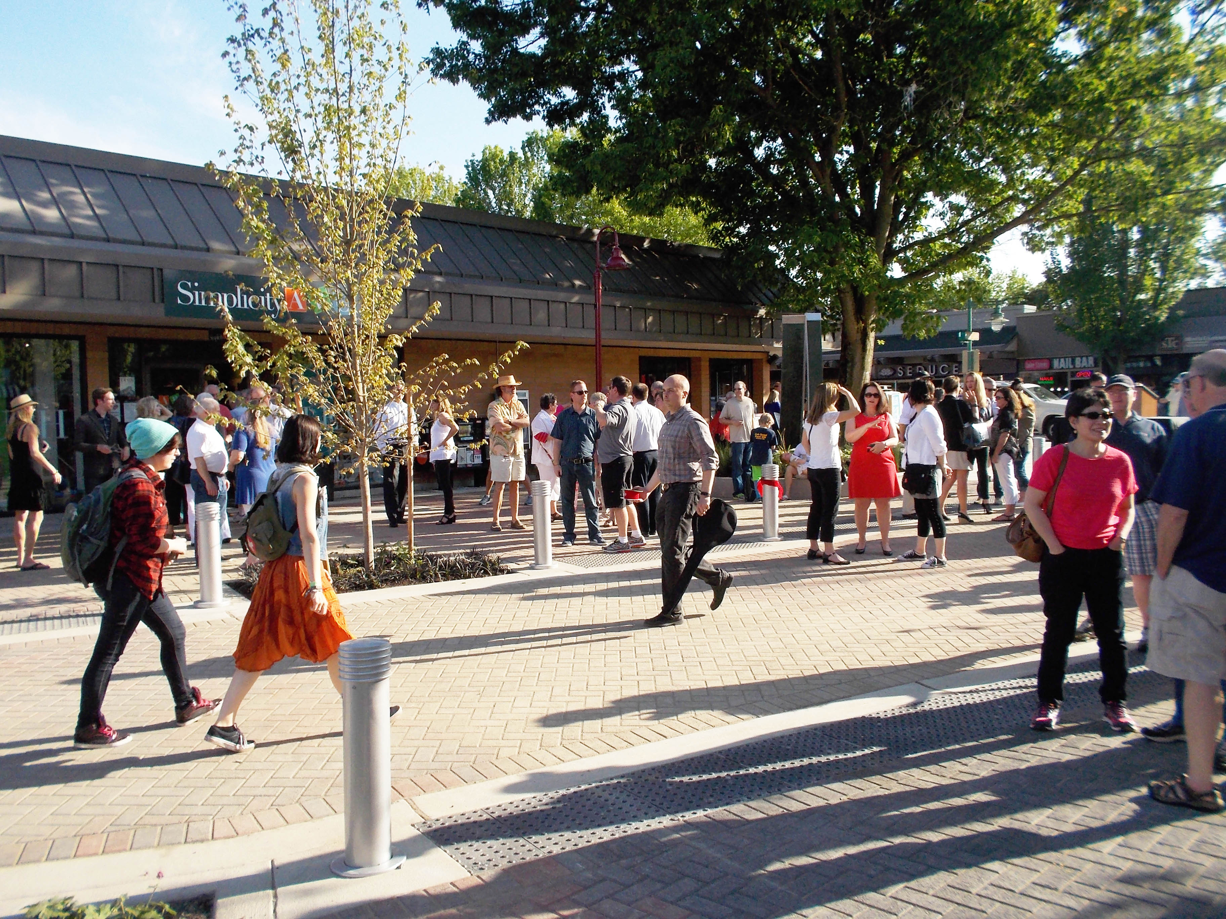 A curbless design makes for an easily walkable plaza.