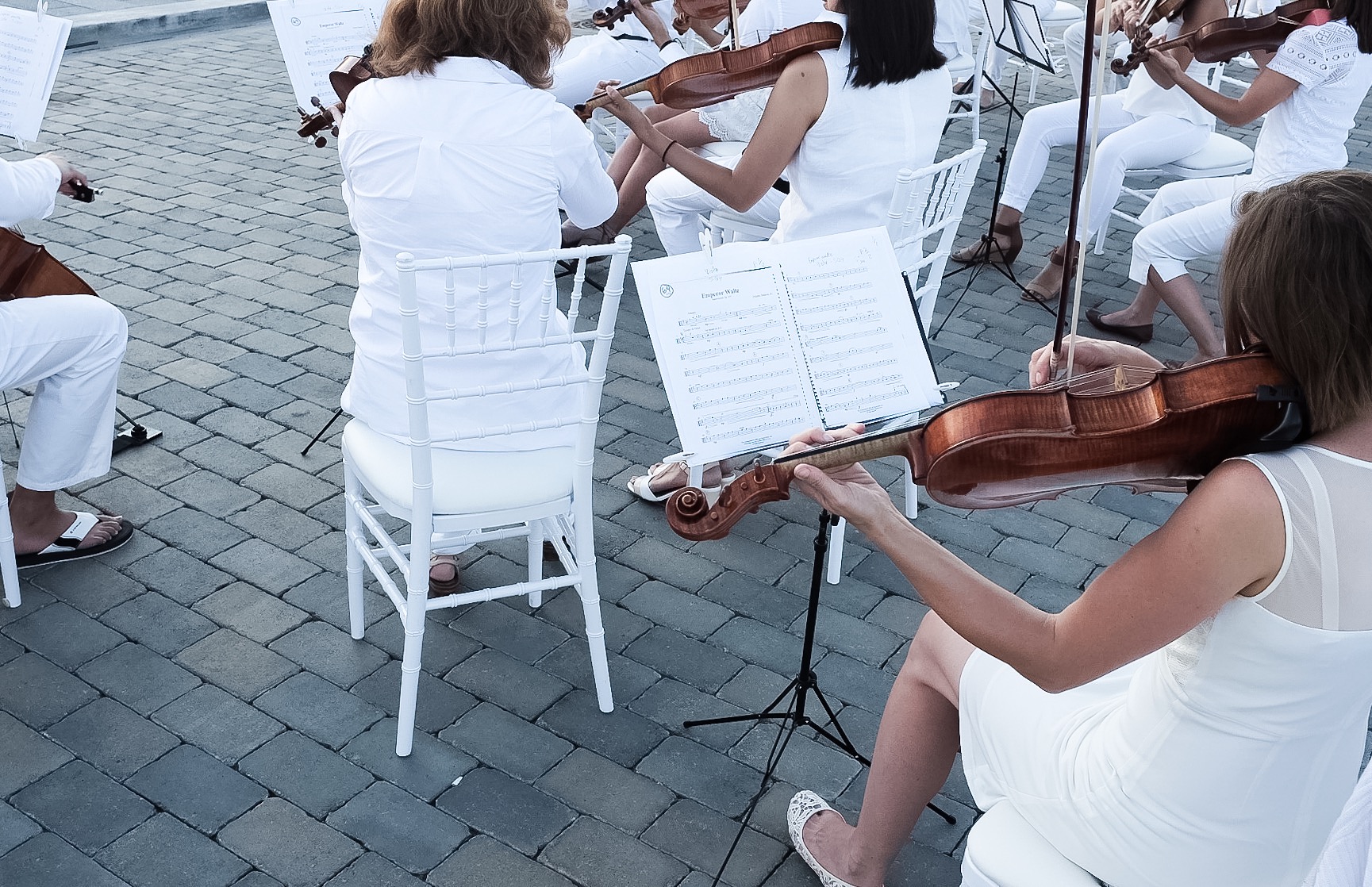 Live violinists romanced the crowd.
