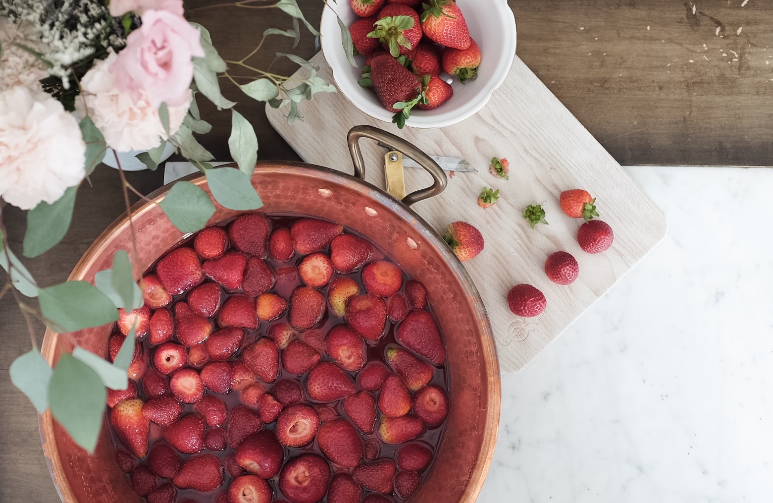 The fruits are macerated in all the ingredients that will go into the cooking.