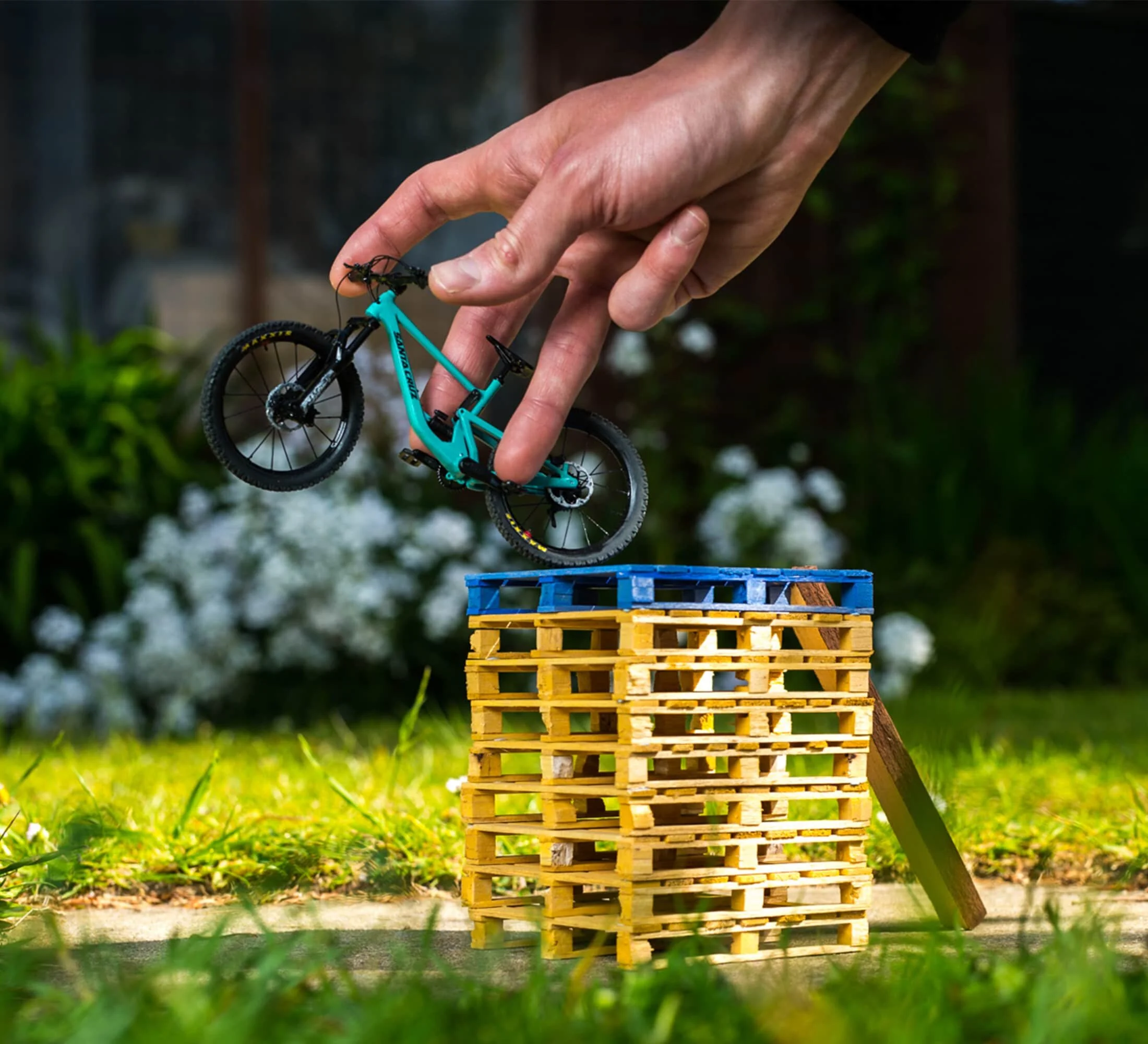 The one bike to rule them all - Santa Cruz 5010 &amp; Juliana Furtado