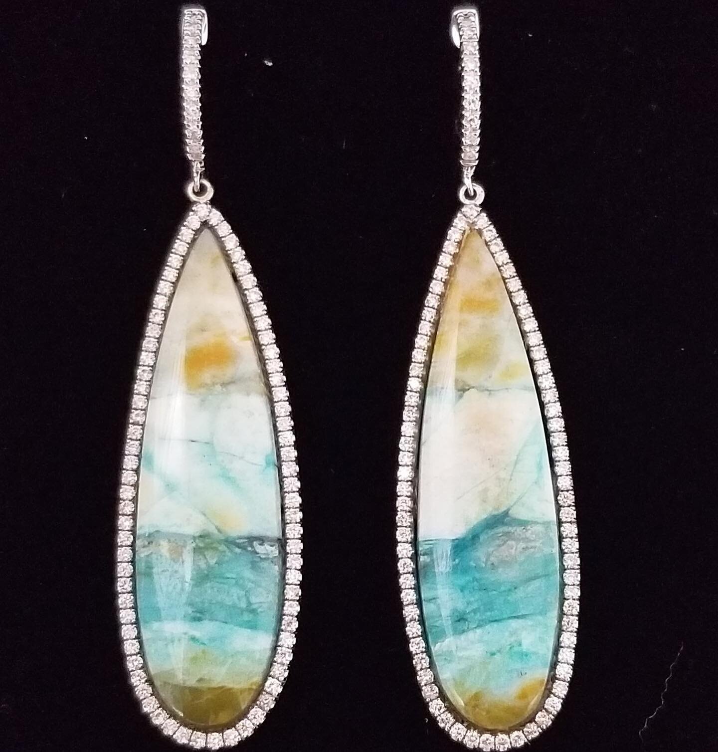Sea breeze summer dream. This is a custom pair of 14k opal wood and diamond earrings. 🌊🌴
-
-
-
#opalwood #summerearrings #14kanddiamonds #diamondearrings #opalwoodearrings
