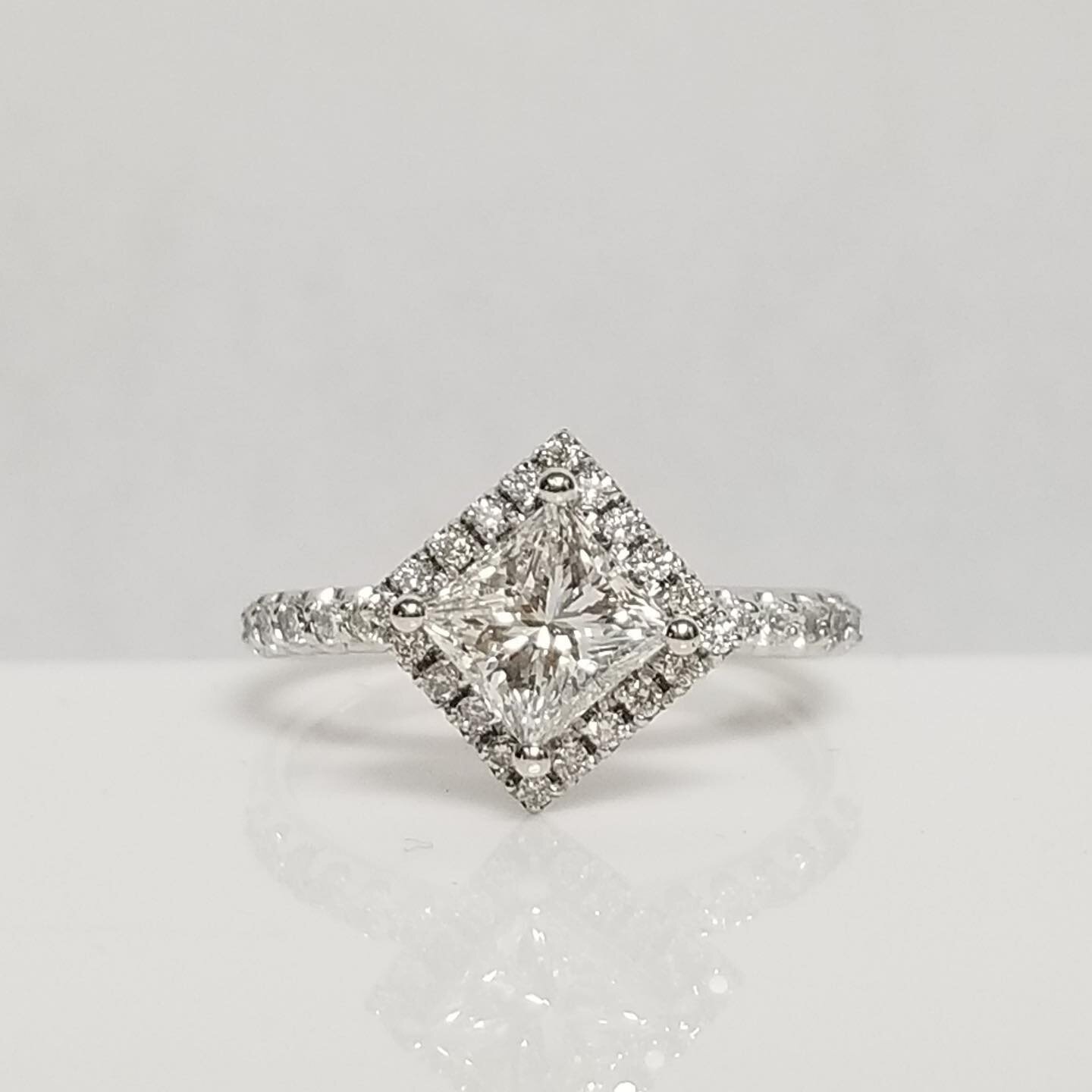 Modern twists on princess cut diamonds! 💍
-
-
-
#engagementring #princesscut #modernengagementring #theknot #goldanddiamonds