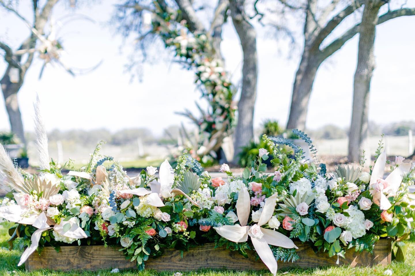 &ldquo;We shouldn&rsquo;t be afraid to embrace whimsy, that nagging idea that life could be magical; it could be special if we were only willing to take a few risks.&rdquo; - Donald Miller

#copperandbirch #revelwilde #design #floristry #whimsy #cere