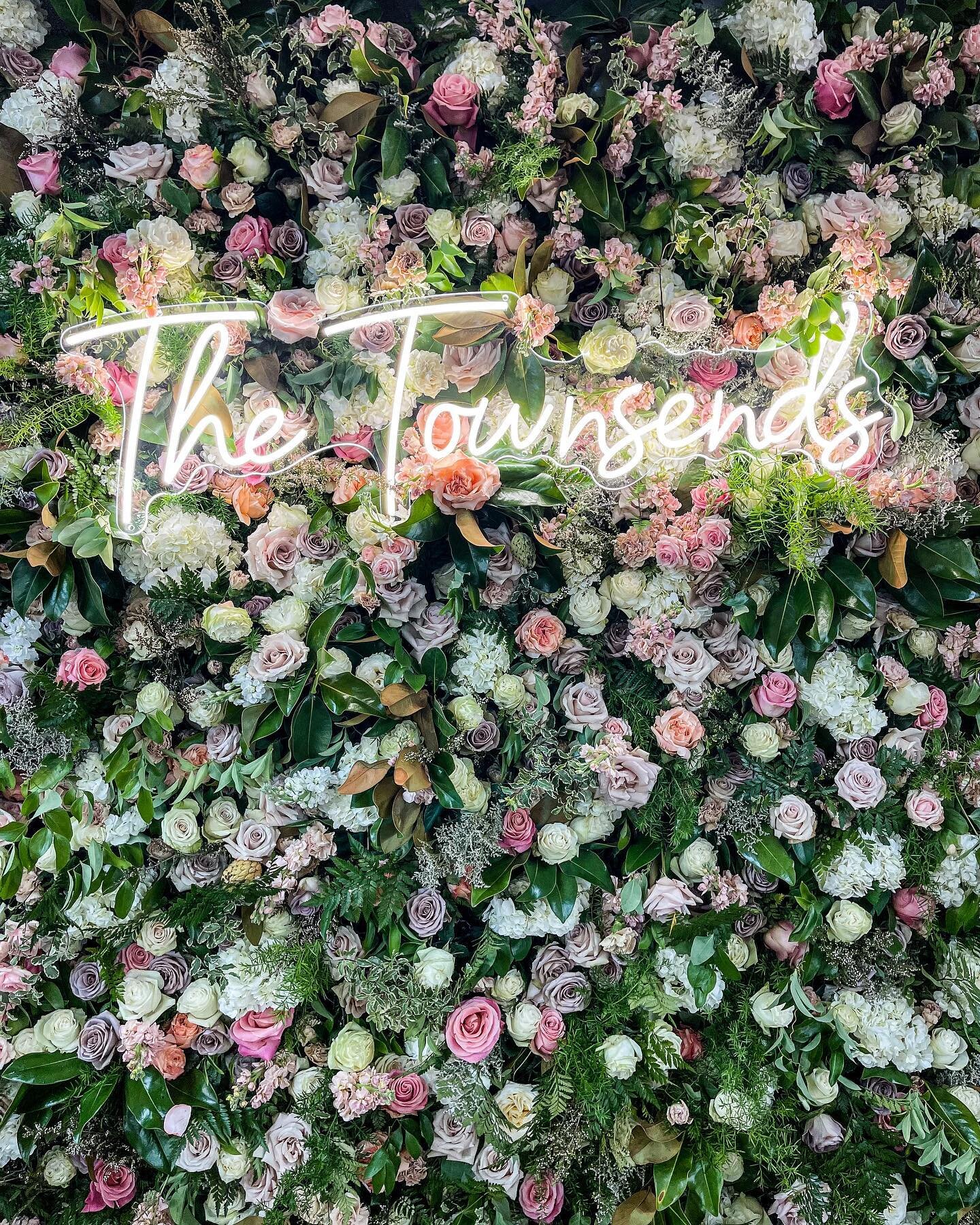 When you dream in FL🌼WERS?&hellip;a custom 8&rsquo;T x 8&rsquo;W full floral backdrop for The Townsends. Can you imagine anything more perfect?! 

#copperandbirch #floristry #design #flowers #backdrop #inspo #weddingreception #custom #texasbride