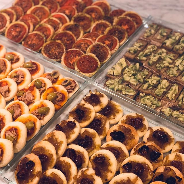 #plateauxtraiteur #minis #avocadotoast #minispizzas #ministartes #tiffaitmaison #catering #cateringparis #traiteur #traiteurparis #traiteuradomicile