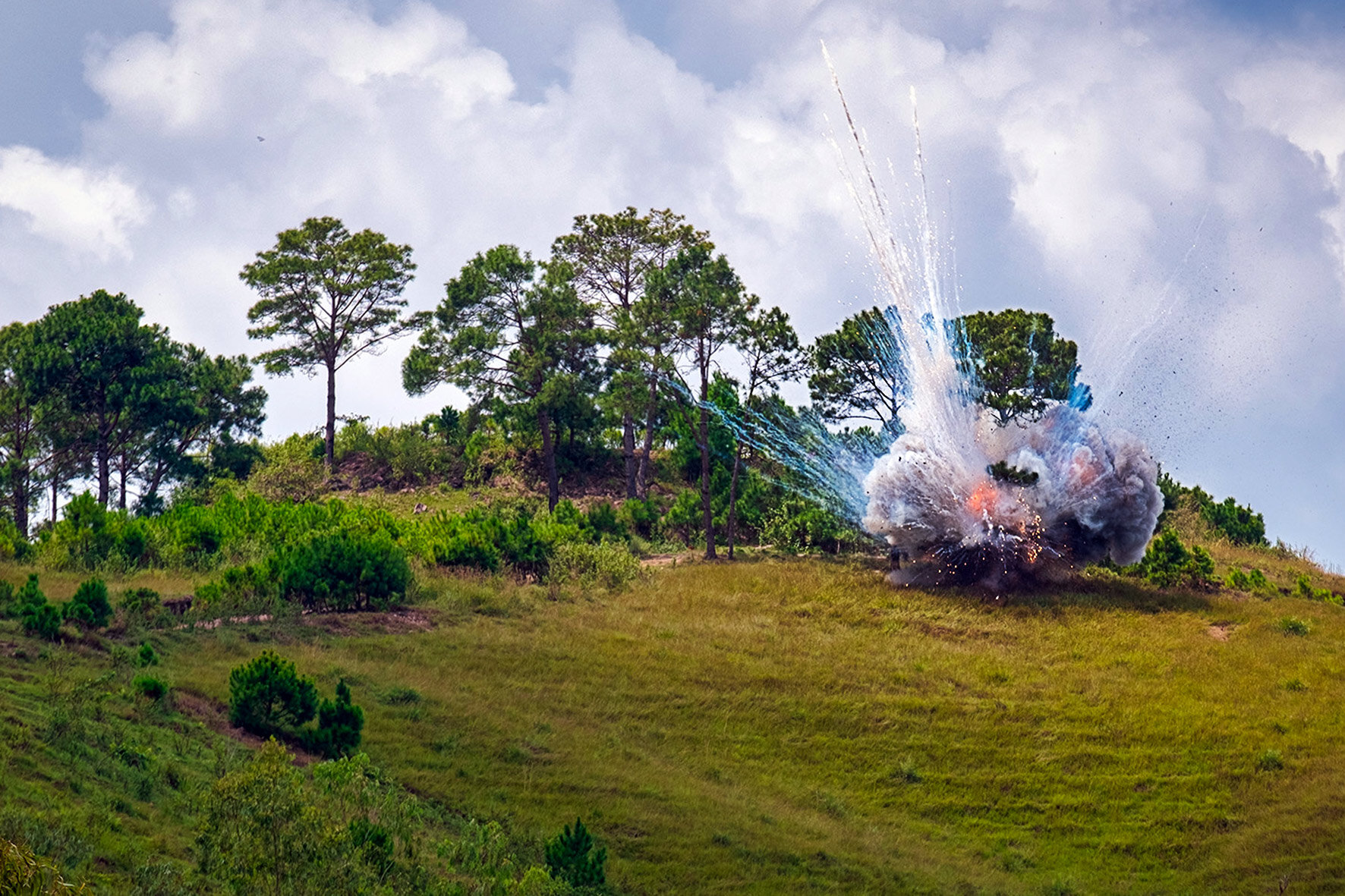 MAG, destruction of a bomb, Xiangkhouang Lao PDR