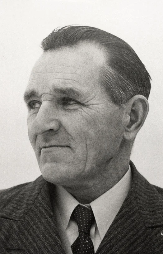 Jacob Jacobsson var bondsonen som blev varpagjutare. Levde på Pilgårds hela sitt liv och dog 1989. Året därpå gick gården till försäljning. Jacob Jacobsson was the farmer's son, who was warp-hunting. Lived at Pilgårds entire life and died in 1989. The following year the farm went on sale.