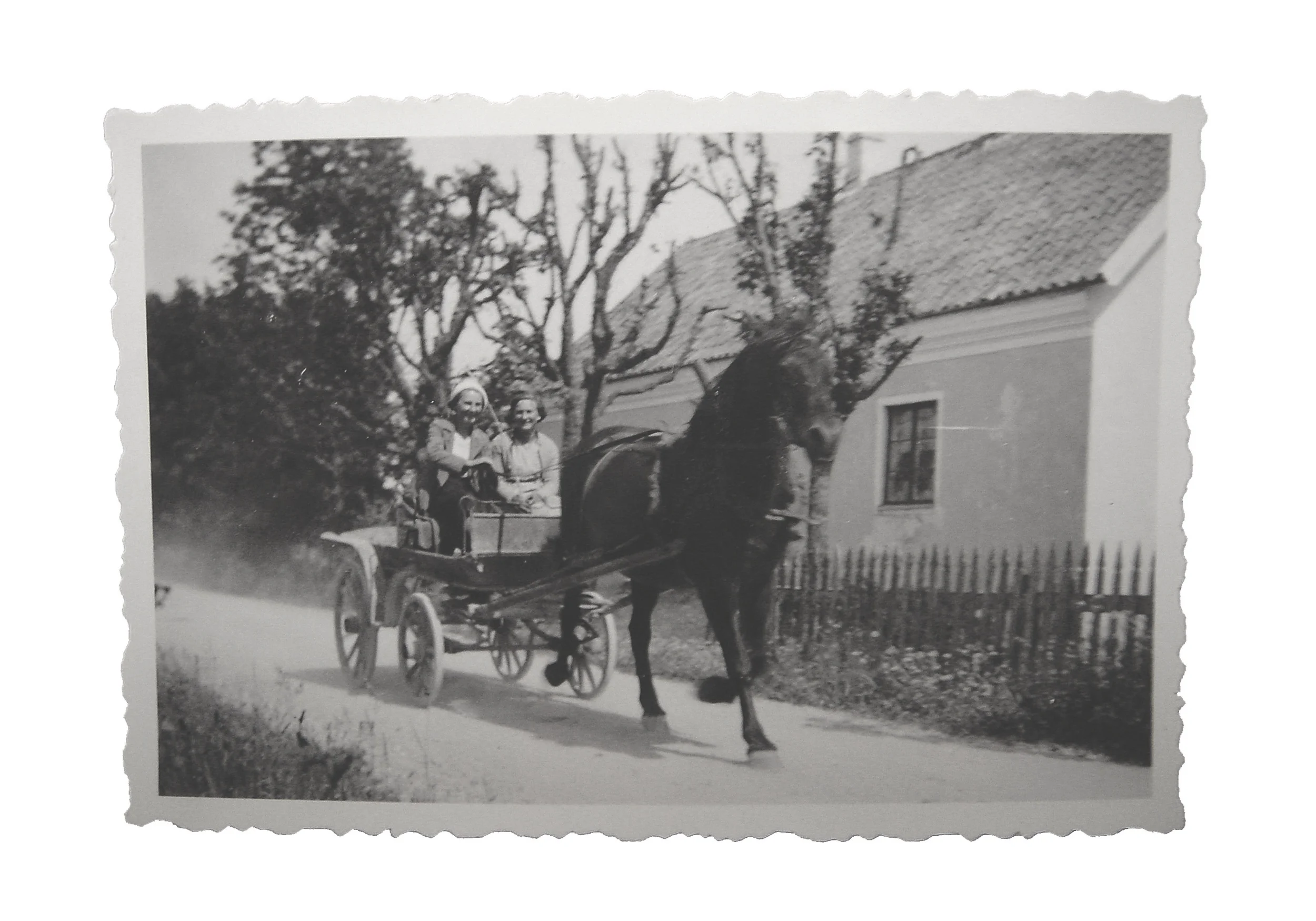 Häst och vagn var det som gällde här ca 1930. Horse and carriage was what was here about 1930 .