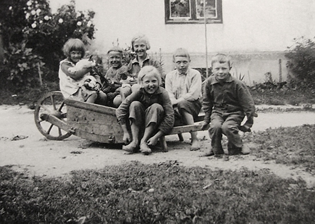 På gården fanns gott om barn och längst till höger sitter Jacob som blev den sista i släkten Jacobsson på gården. Bredvid honom sitter broder Kalle. Ca 1910 . On the farm there were plenty of children and to the far right Jacob sits who was the last in the family Jacobsson on the farm. Next to him is Brother Kalle. About 1910 .