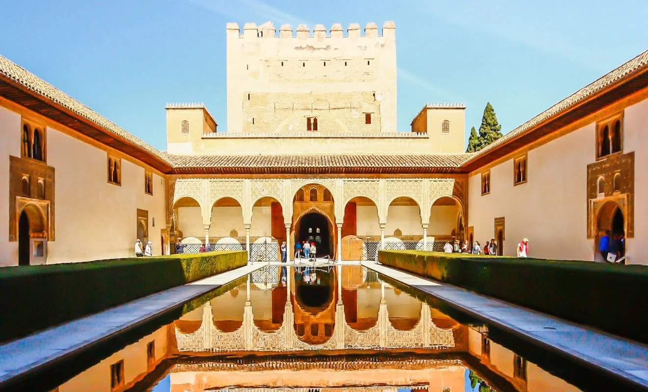 Dvorište mirti u Alhambri sa bazenom u kome se ogleda kula Komares, Granada