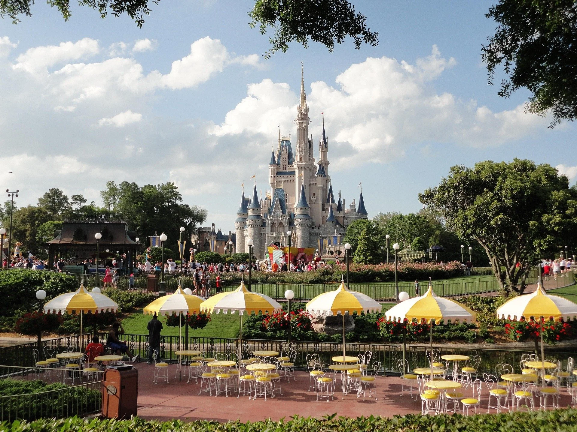 rgrivas10-disneyland-919926_1920.jpg