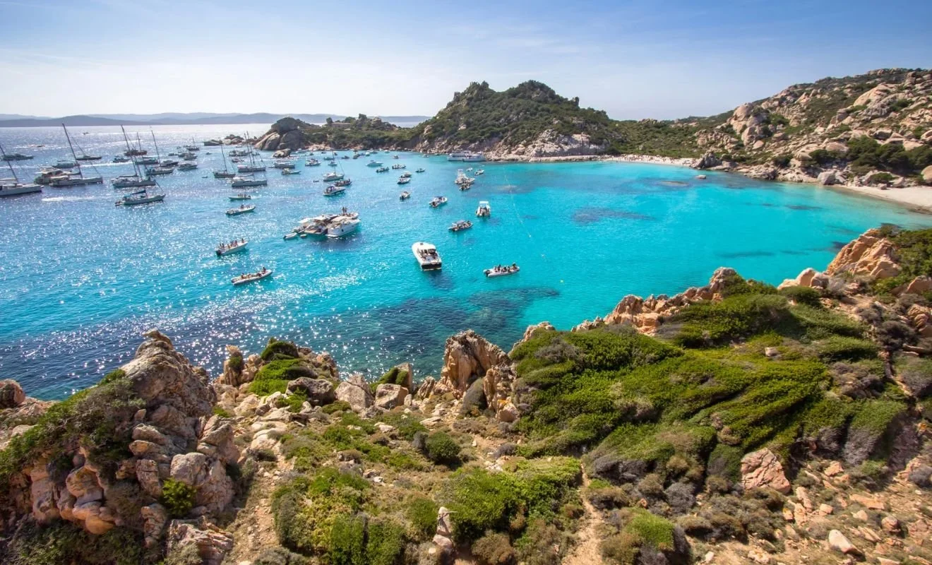 Tirkizni zaliv i granitne stene u arhipelagu Magdalena na Sardiniji