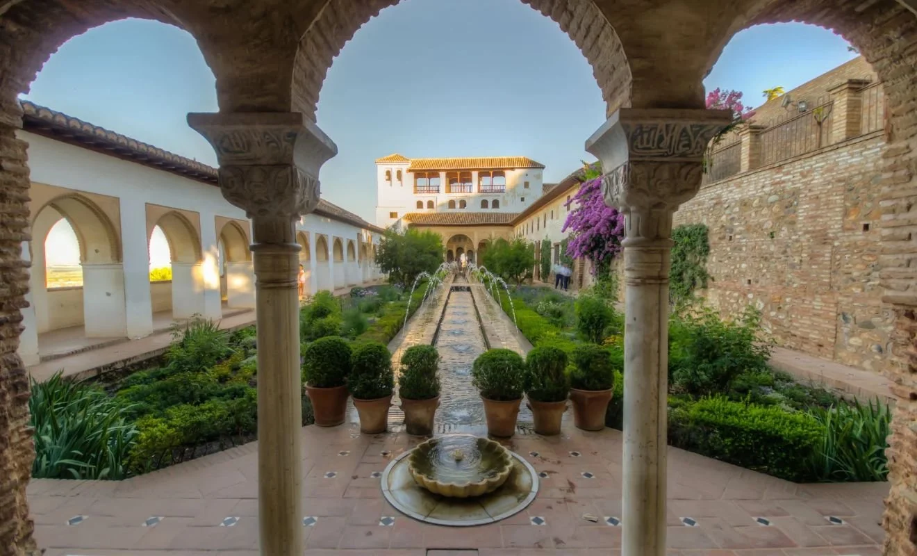 Vrtovi Generalife u kompleksu Alhambre u Granadi, pogled kroz mavarske lukove