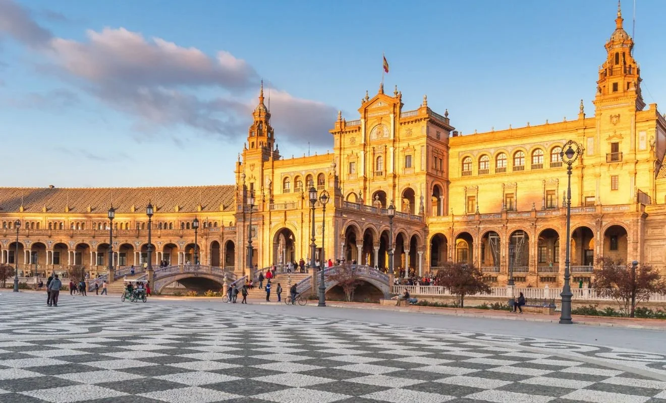 Trg Španije (Plaza de España) u Sevilji pri zalasku sunca