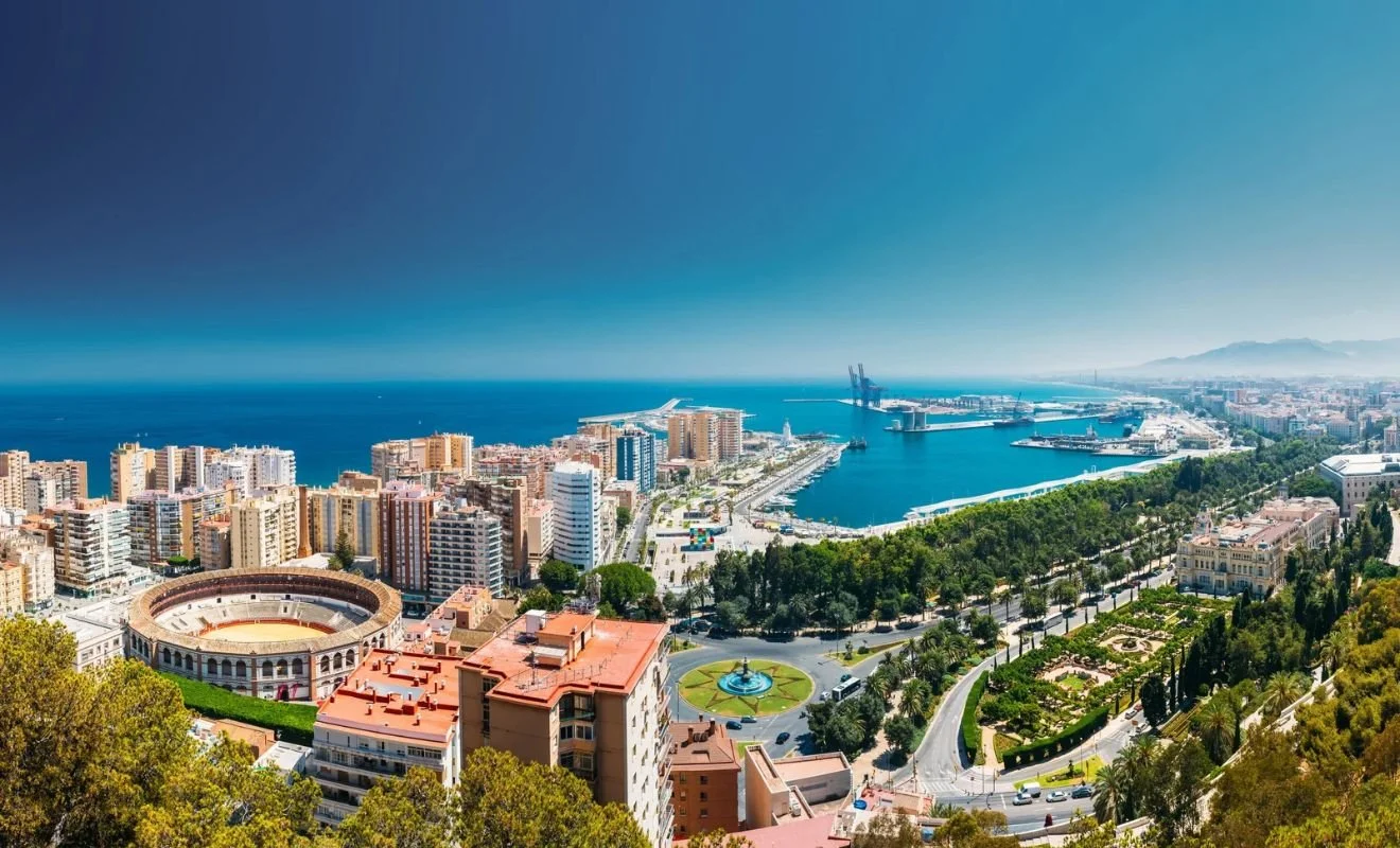 Panorama Malage sa arenom La Malagueta i lukom na obali Sredozemnog mora