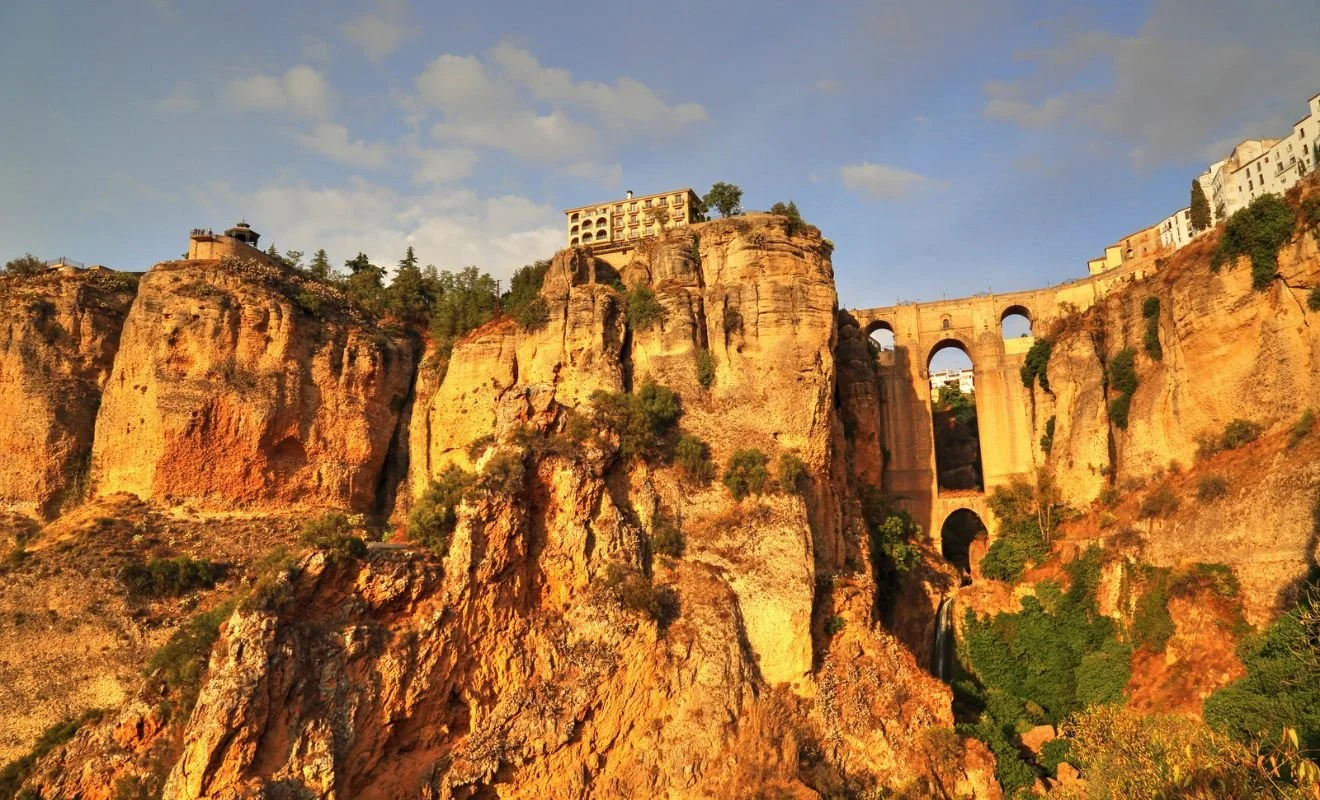 Ronda i most Puente Nuevo iznad klisure El Tajo u Andaluziji