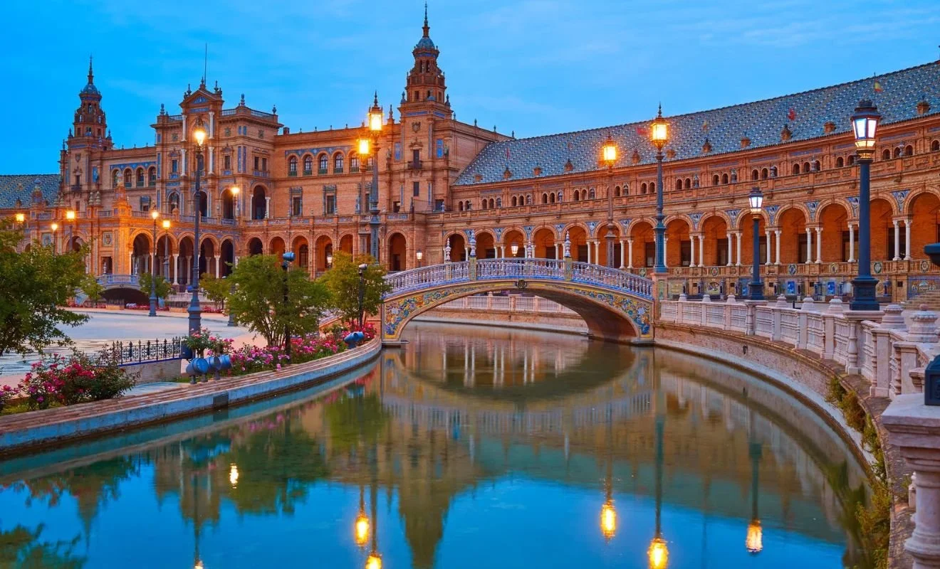 Trg Španije (Plaza de España) u Sevilji u sumrak