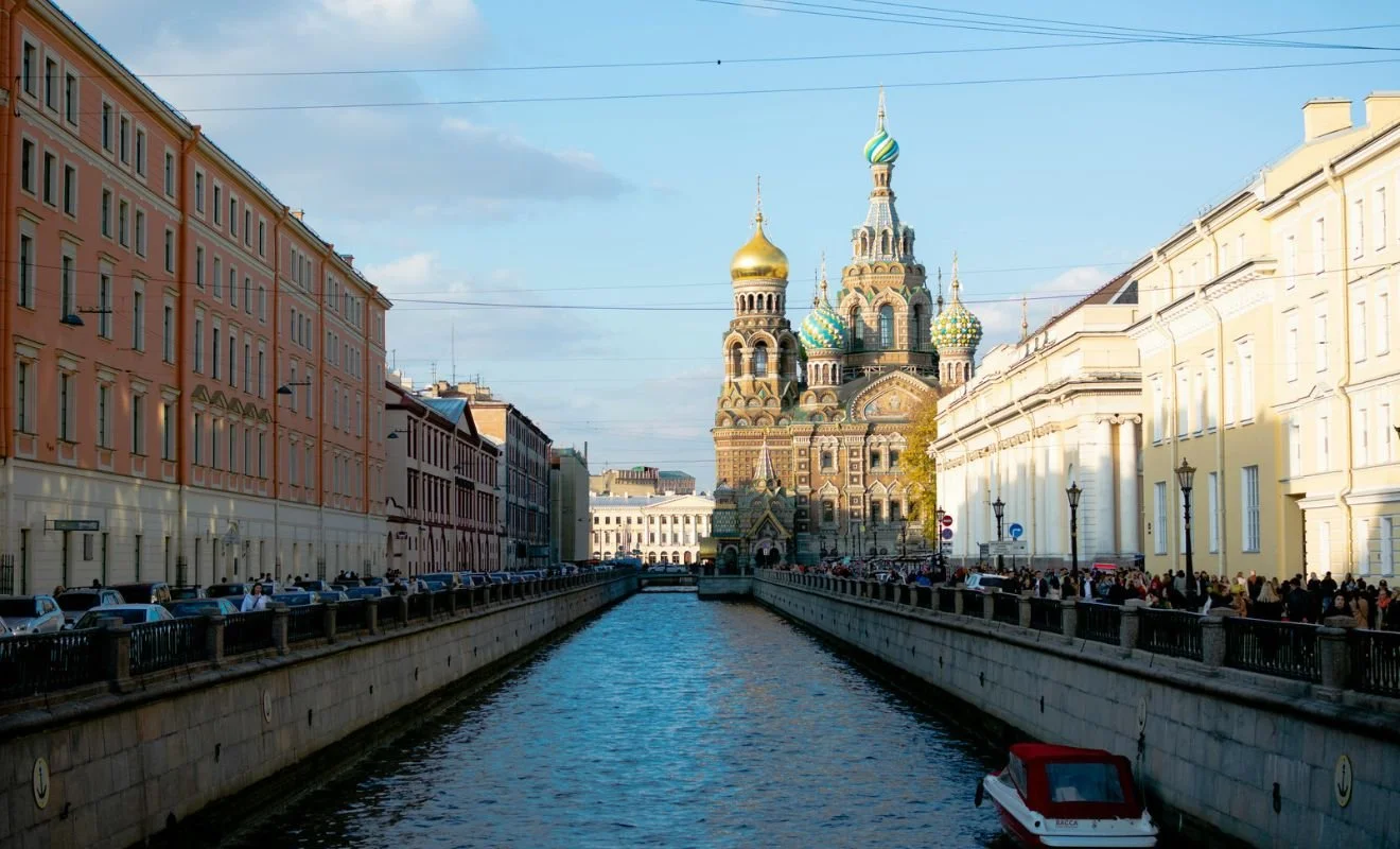 Hram Spasa na krvi i kanal Gribojedova u Sankt Peterburgu