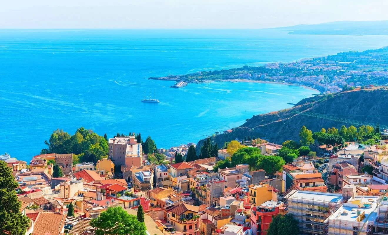 Pogled sa Taormine na zaliv i istočnu obalu Sicilije