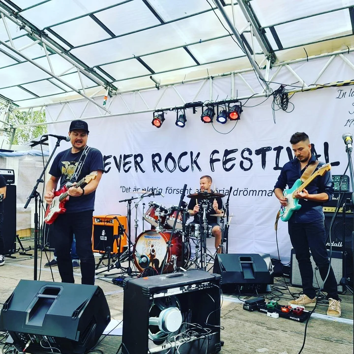 Spelningen p&aring; #4everrockfestival vid #gulavillan i Haninge blev en explosion av uttryck som gnagt sedan 2019 d&aring; vi spelade live senast. Stort tack till alla som kom och lyssnade.