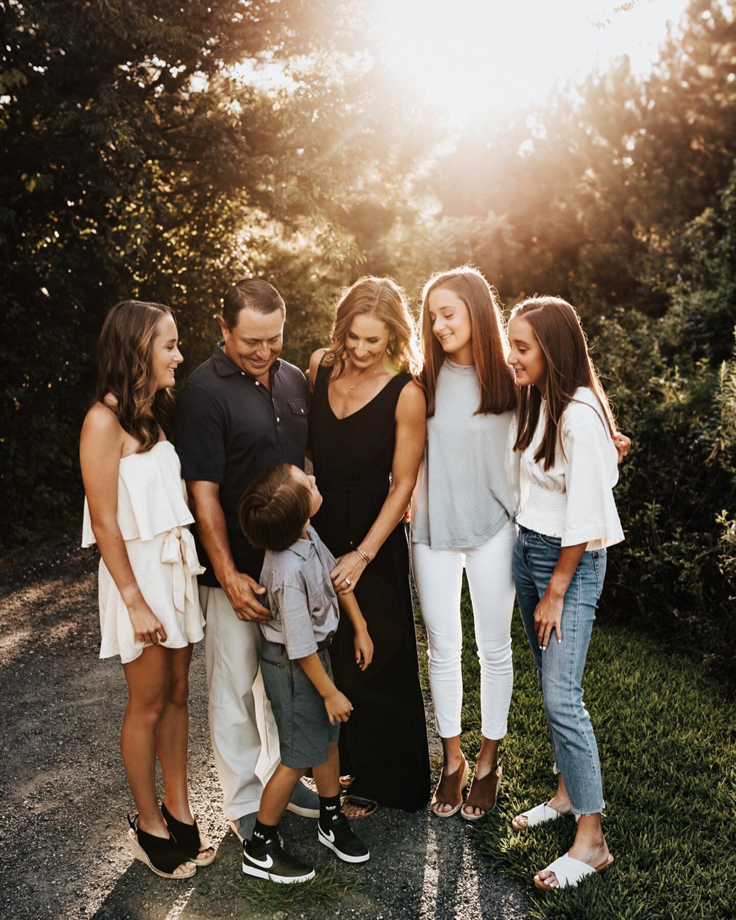 Sunday night&rsquo;s summer glow ✨when a triplet senior session, turns into beautiful family photos! I love incorporating the whole family in senior photos. 👍🏻gorgeous fam!