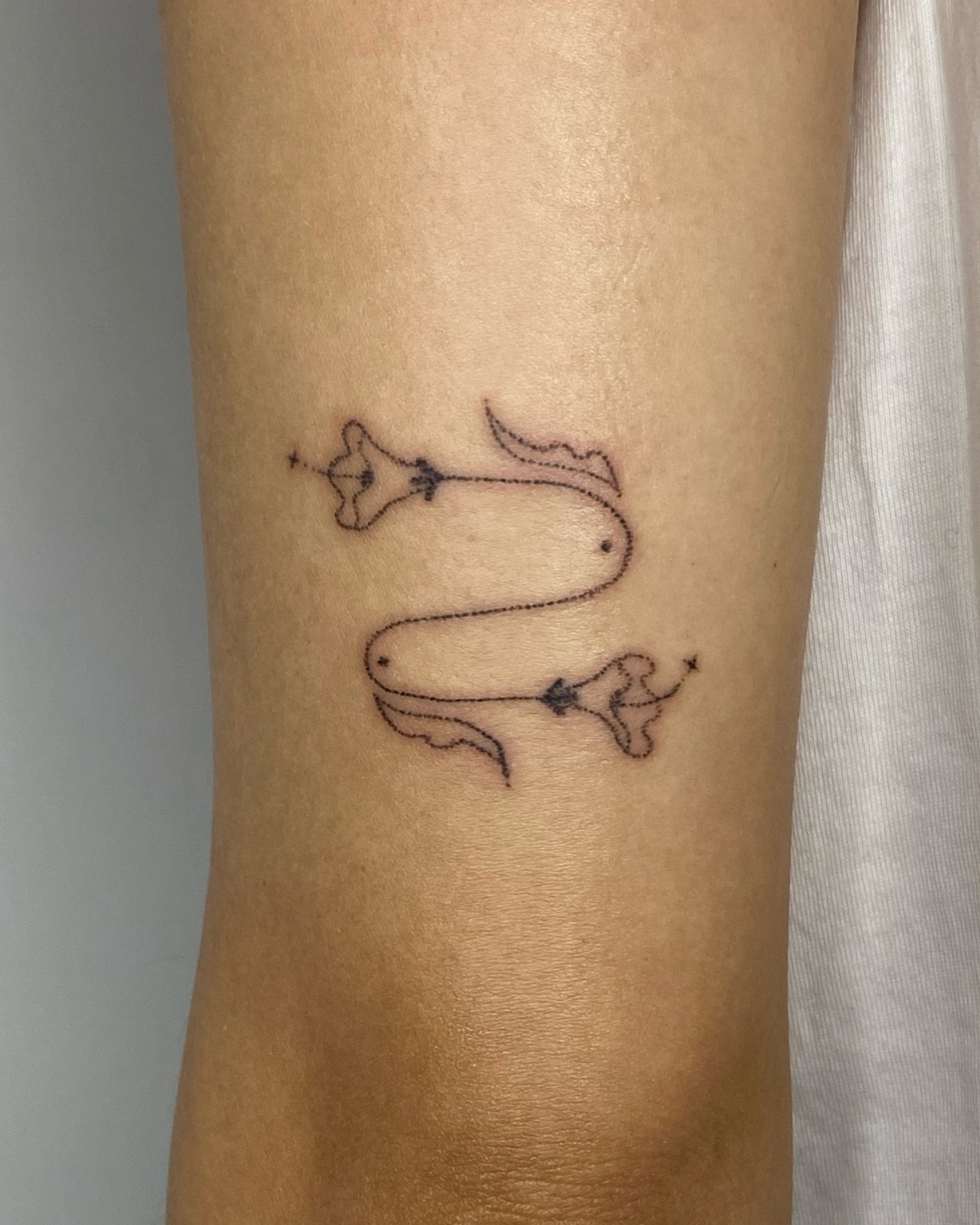 💕Sister tattoos!!💕 Loved working on this with y&rsquo;all! Thank you Yishen and Yilin! ☀️handpoked at @jelly.losangeles 🌈
