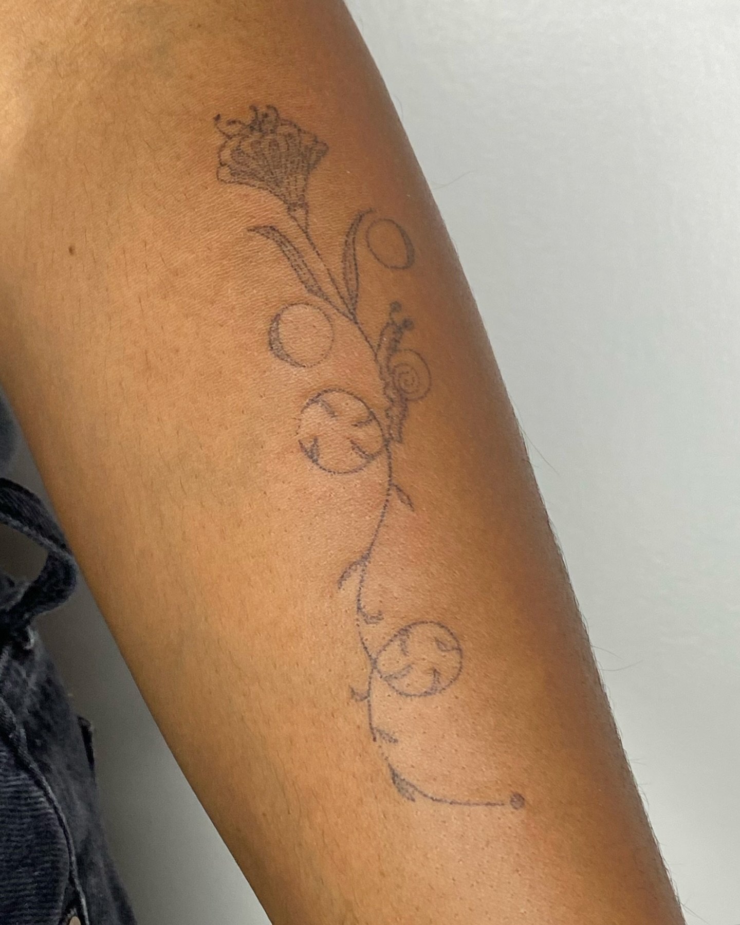 One thing everyone loves is FLORALS!! 🐌🌸 thank you Tracy!! 🫶 handpoked at Jelly!