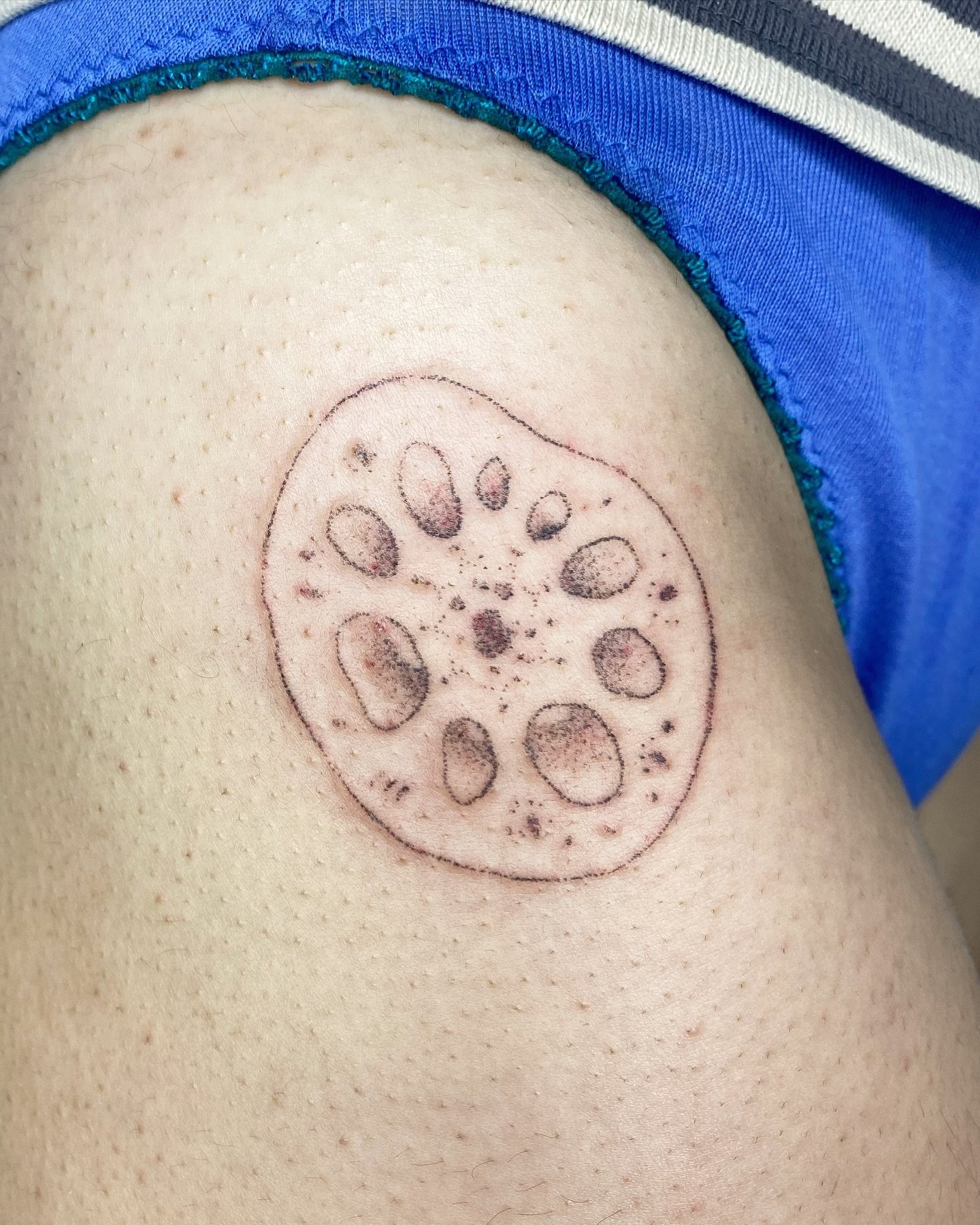 one of my favorite types of customs: niche asian vegetables 🪷 thank you aya for fitting me into your trip!! 💕 handpoked at @jelly.losangeles 🪼 

i still have slots open for 11/28 🦃 and 11/30 🛍️! booking form in my bio! 📖