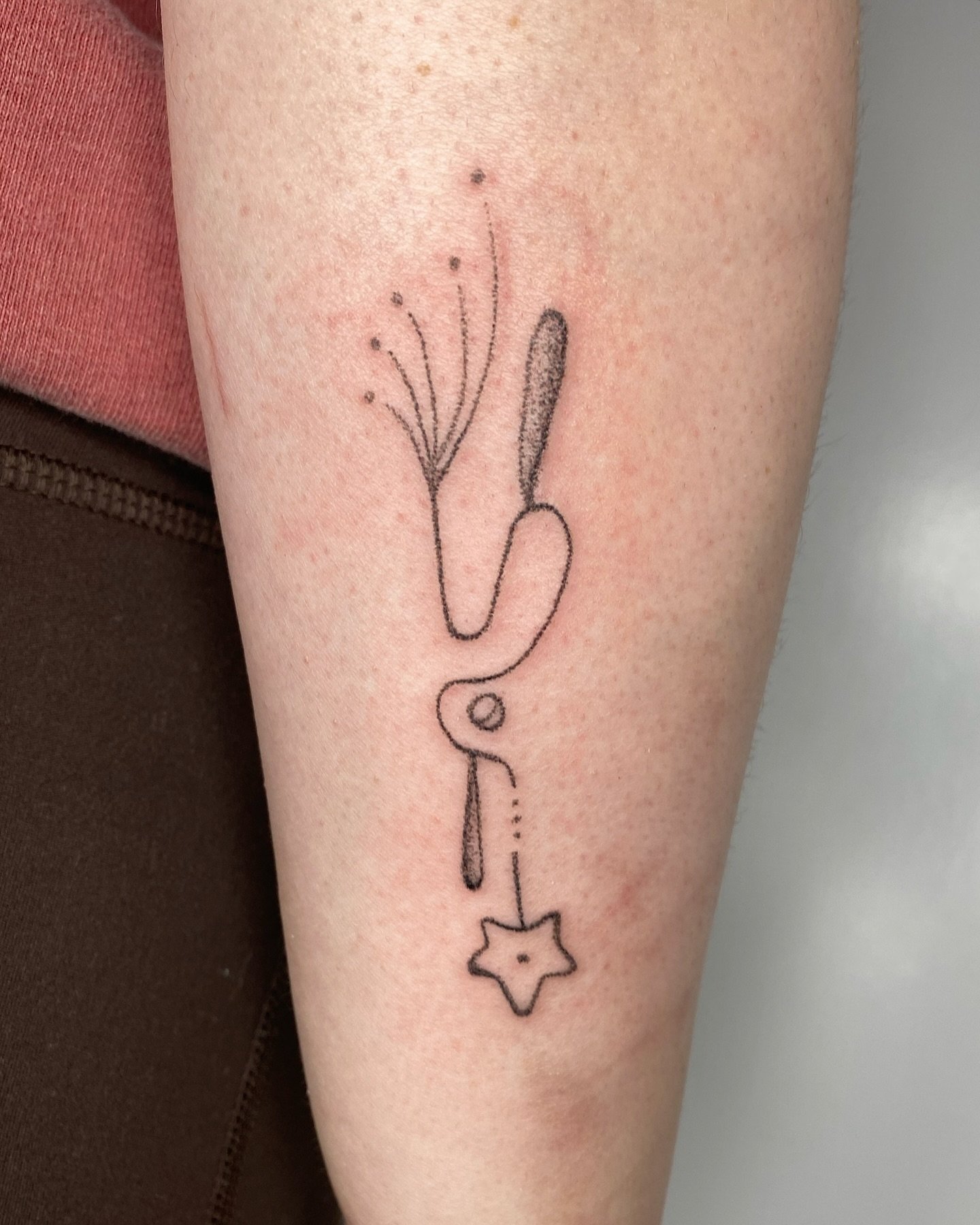 squiggly fun for danielle!! 🌟 thanks for following me from guest spot to guest spot!! 🤪 handpoked at jelly! 
🦃 11/28 &amp; 11/30 spots still available!