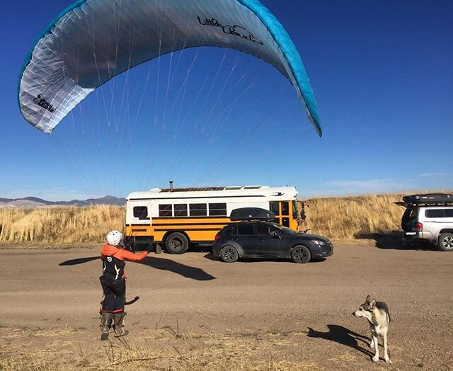 chasing paragliders all morning 
@roanravenwolf @whitefangskoolie @cubicminiwoodstoves #skooliedogz #tinyhome #wolfdog #huskylove #heterochromia #skoolie #buslife #adventuredog