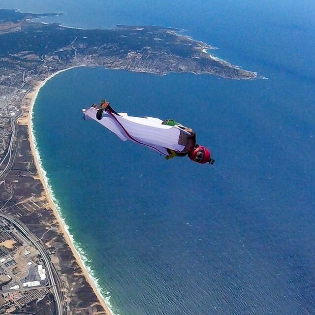 I can see my house from here! 
So grateful to be back in Monterey California. Looking to air out my wingsuits, anyone in the area and want to flock soon? Just look at this view! 
@ravenwolfskysports @cyncurriebird 
@cookiehelmets #flylikeagirl #monte