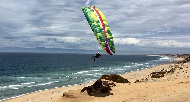 Back home on the coast - new wing, who dis? 
@ravenwolfskysports @flybgd #learntfly #flylikeagirl #learntoparaglide #seemonterey #flybgd