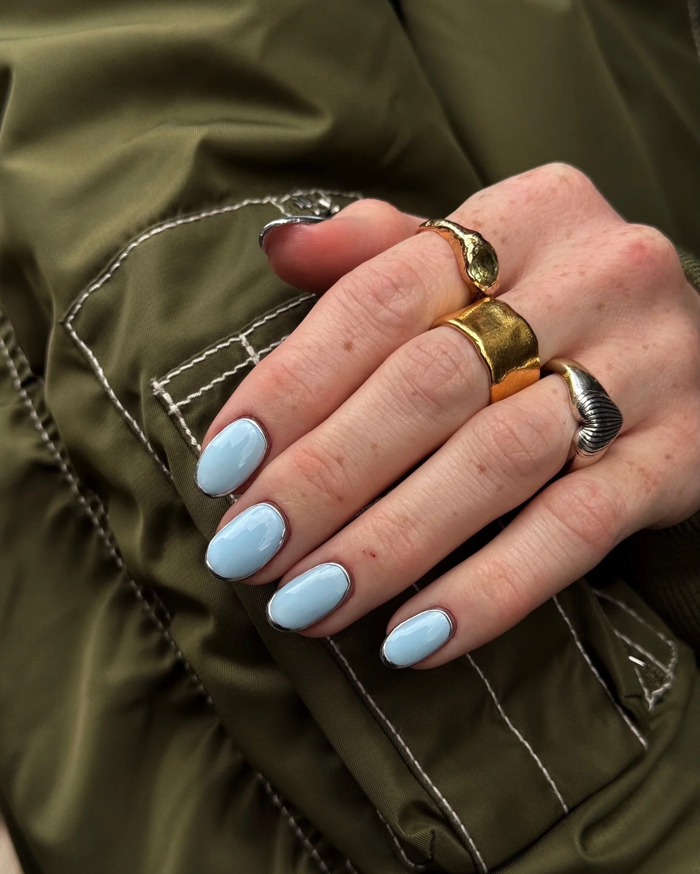 Love a good silver frame, isn&rsquo;t it just so cute 🪙🩵! 

category 1 art by #selfish_angela 
for BIAB please also book gel on top ✨
.
.
.
.
.
 #nailartspitalfields #nailarteastlondon #nailartshoreditch #ukranianmanicurelondon #minimalistmani #rus