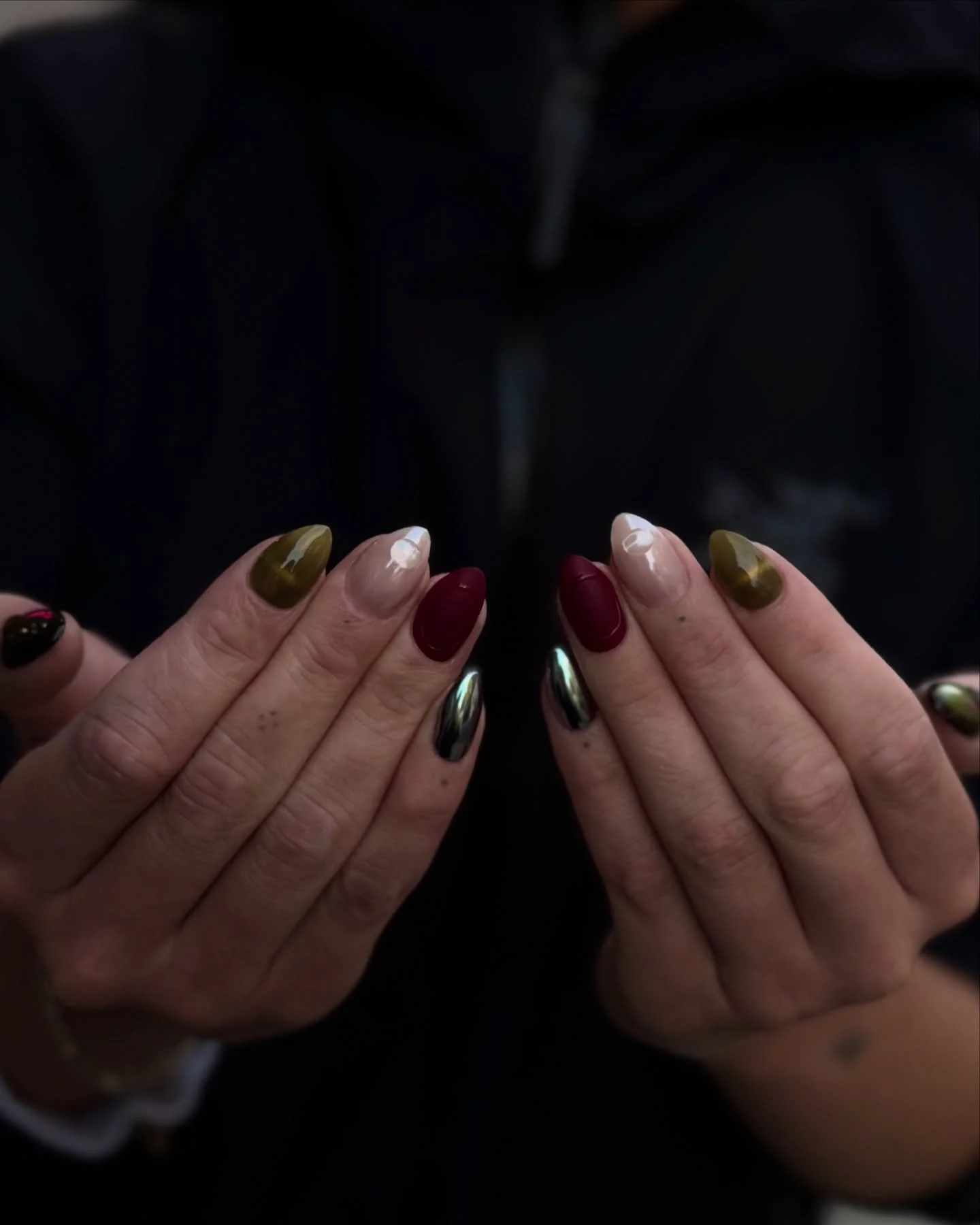 These nails are such a vibe 🫒🦢💋.

category 3 art by #selfish_helly
.
.
.
.
.
#nailartspitalfields #nailarteastlondon #nailartshoreditch #ukranianmanicurelondon #minimalistmani #russianmanicurelondon #koreannailart #koreannailartlondon  #biabspital