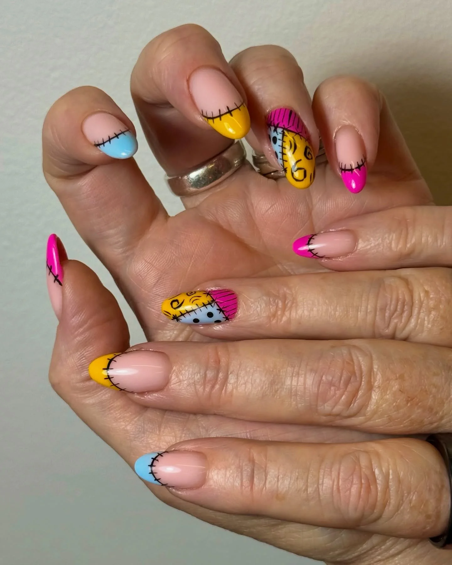 A cute Tim Burton inspired Halloween set by #selfish_helly 🪡🎃.
Book for category 3 to get this look. 
.
.
.
.
.
.
#nailartspitalfields #nailarteastlondon #nailartshoreditch #ukranianmanicurelondon #halloweennails #timburtonnails #russianmanicurelon