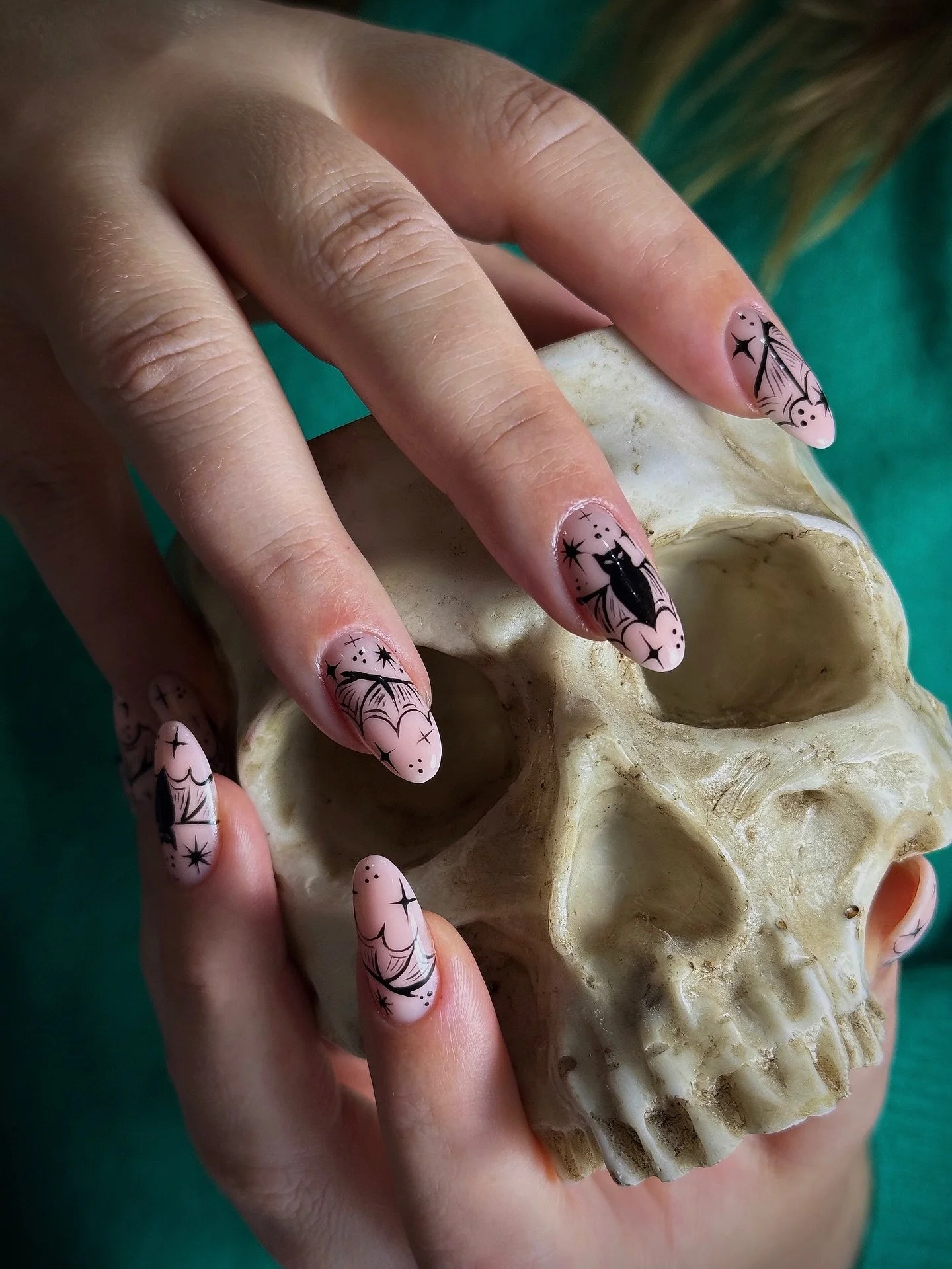 We are loving these Dracula bat nails by #selfish_helly 🦇🧛🏻&zwj;♀️! 
Book for category 4 to get this look 😉.
.
.
.
.
.
#nailartspitalfields #nailarteastlondon #nailartshoreditch #ukranianmanicurelondon #halloweennails #russianmanicurelondon #drac