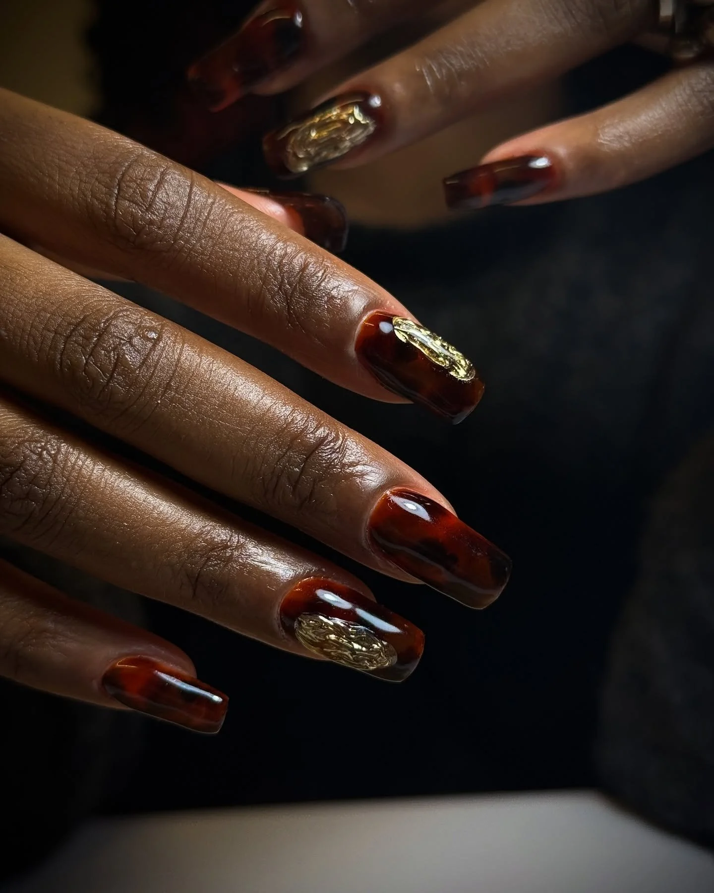 We love a tortie nail with some gold on it 😉⚜️👸🏾! 

Book for category 3 to get this look.

by #selfish_gabie 

#tortienails #nailartlondon #nailartspitalfields #nailarteastlondon #nailartshoreditch #ukranianmanicurelondon #russianmanicurelondon  #