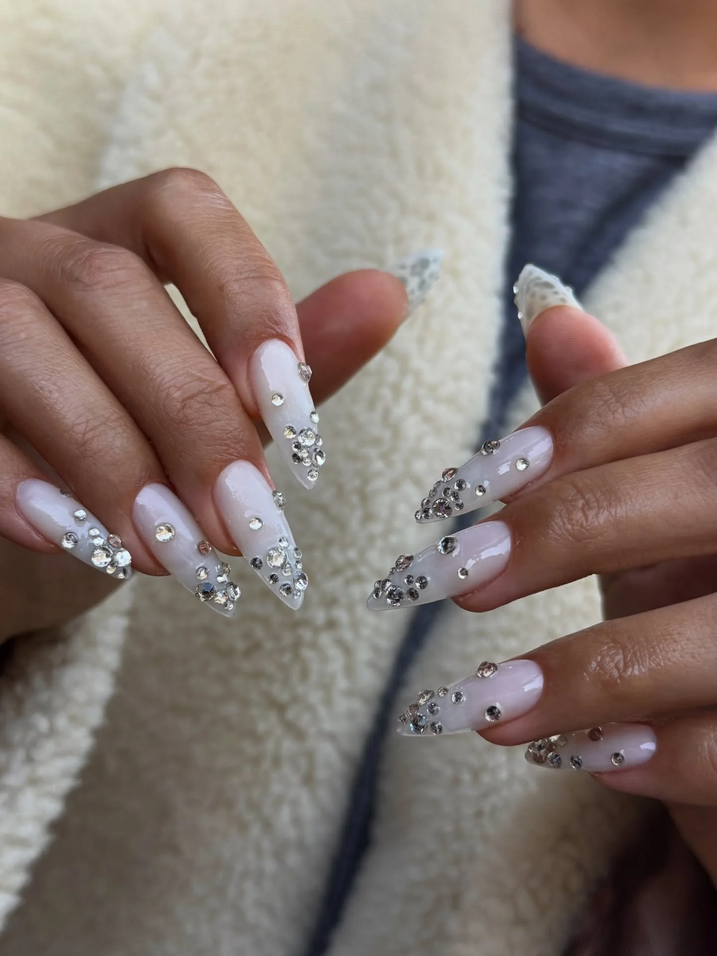 It&rsquo;s ti-i-ime! 🔔❄️☃️✨🌨️💍

@apresnailofficial Gel-X set by #selfish_irina 

Book for category 3 to get this look. 
.
.
.
.
.
.
#christmasnails #festivenails #nailartspitalfields #nailarteastlondon #nailartshoreditch #ukranianmanicurelondon #r