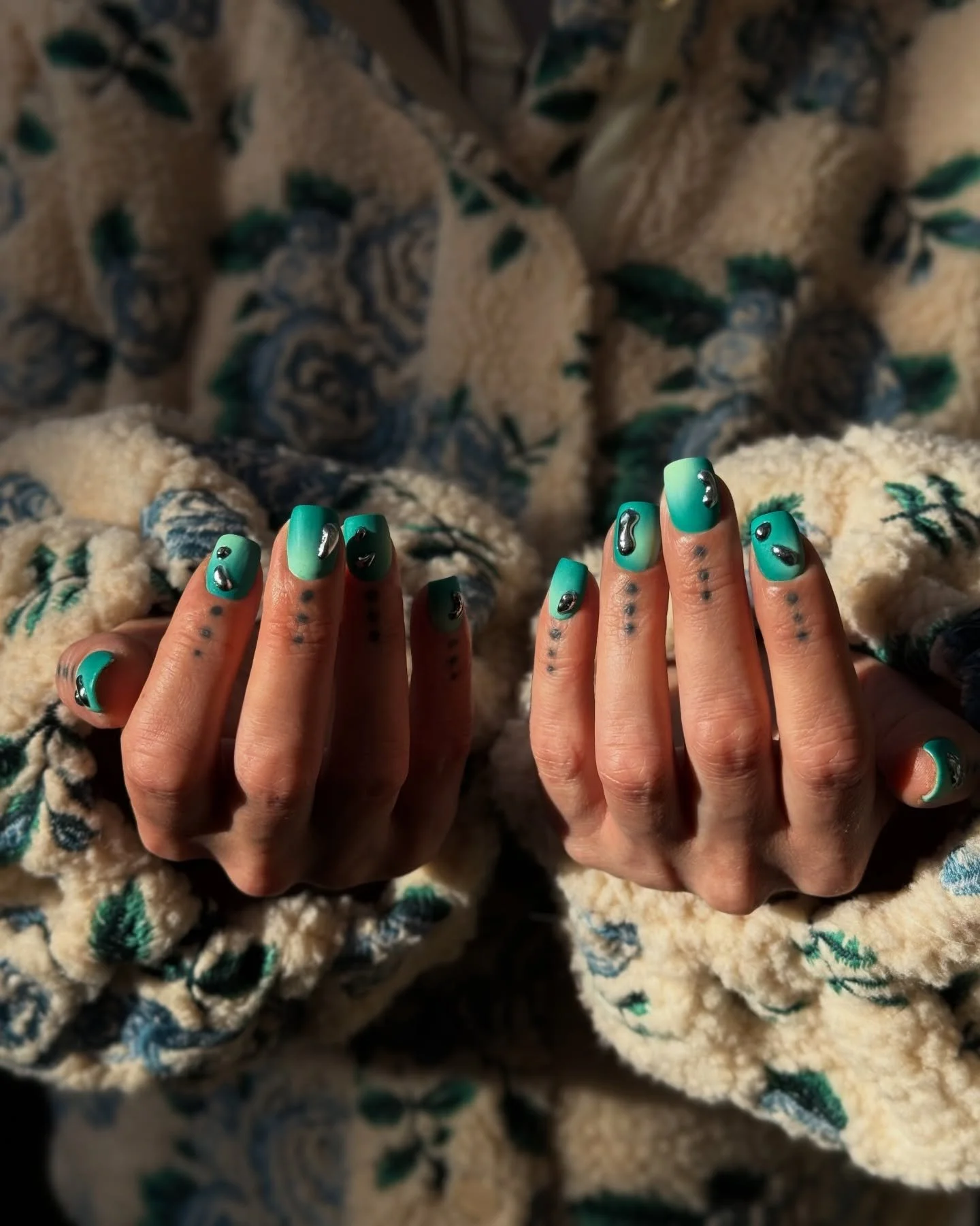 We are absolutely obsessed with this design 🧤⛓️!

Book category 4 art to get this look. 

manicure by #selfish_tata 
nail Art by #selfish_hathi 
.
.
.
.
.
#airbrushnails #aurannails #selfishnails #nailartlondon #nailartspitalfields #nailarteastlondo