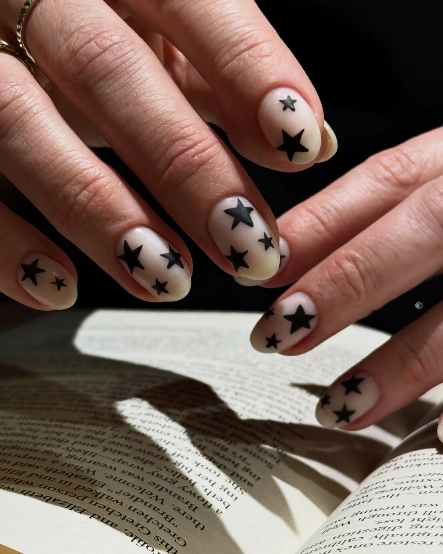Only STARS on our feed from now on ⭐️✨ 💫.

category 3 art by #selfish_irina 
.
.
.
.
.
#starnails #christmasnailart #christmasmani #nailartlondon #nailartspitalfields #nailarteastlondon #nailartshoreditch #ukranianmanicurelondon #russianmanicurelond