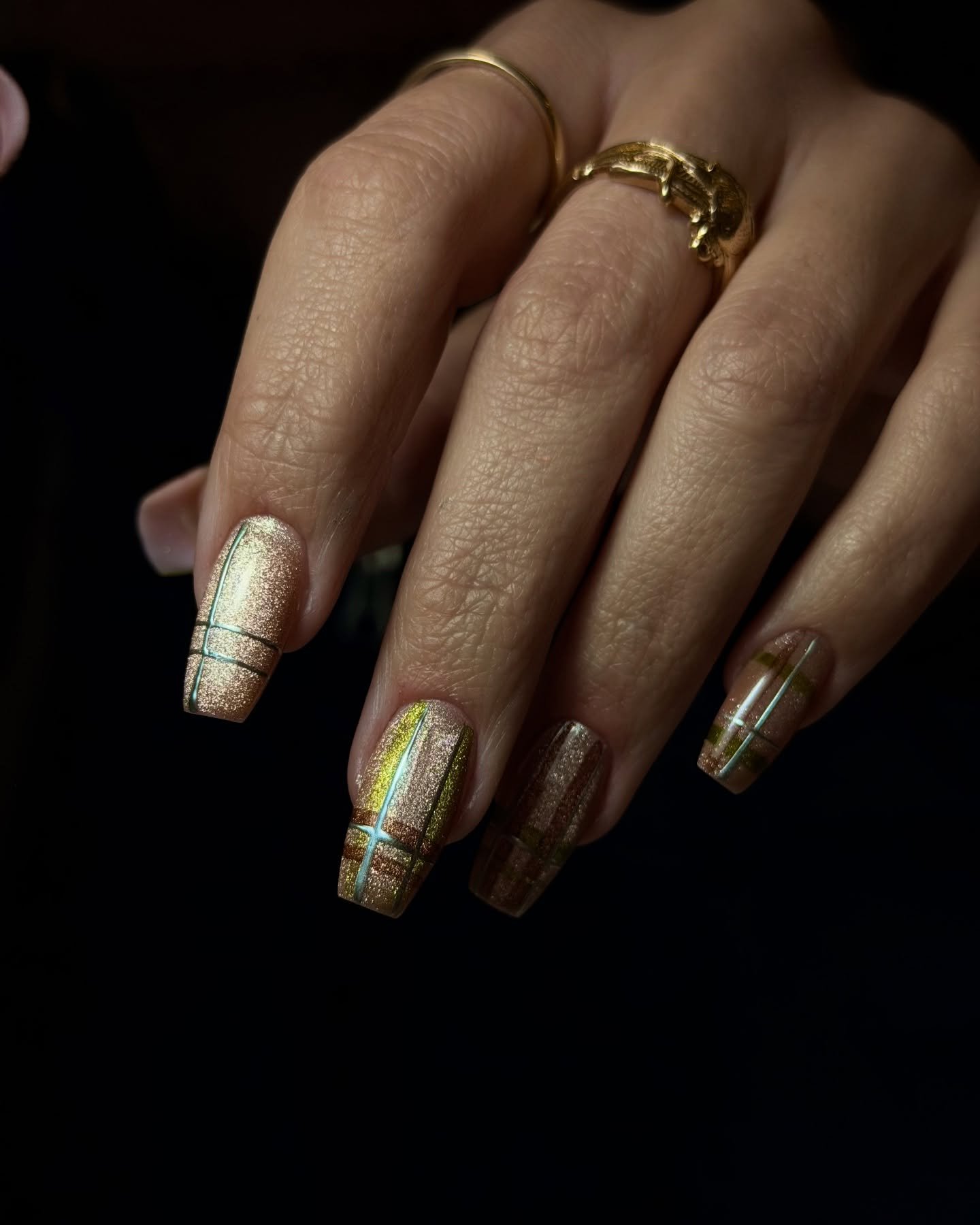 A cosy cat-eye plaid pattern by #selfish_anastasia 🧶🥯. 

Book for category 4 to get this look. 

.
.
.
.
#cateyenailondon #cateyenails #koreannailslondon #nailartlondon #nailartspitalfields #nailarteastlondon #nailartshoreditch #ukranianmanicurelon