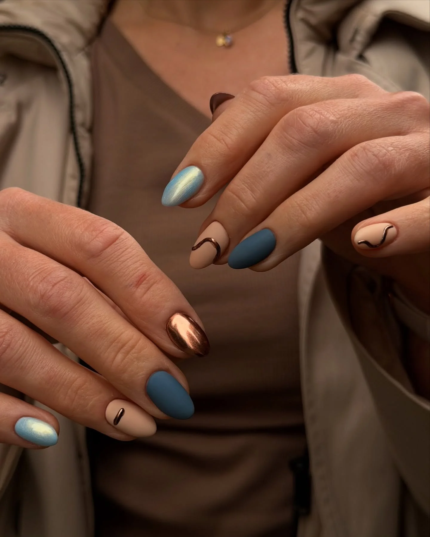 An instant classic 🩵👨🏻&zwj;🎤✨.

by #selfish_hathi 
.
.
.
.
.
#chromenails #nailartlondon #nailartspitalfields #nailarteastlondon #nailartshoreditch #ukranianmanicurelondon #russianmanicurelondon #biabspitalfields #лондонманикюр #selfishlondon  #b