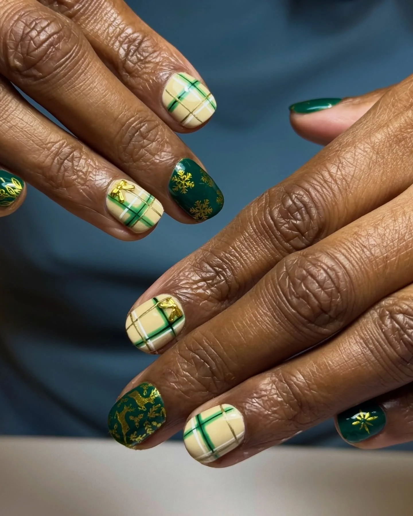 A miraculous Christmas set by #selfish_hathi 🦌🎄.

Book for category 4 to get this look. 
.
.
.
.
.
#xmasnails #christmasnailart #nailartlondon #nailartspitalfields #nailarteastlondon #nailartshoreditch #ukranianmanicurelondon #russianmanicurelondon