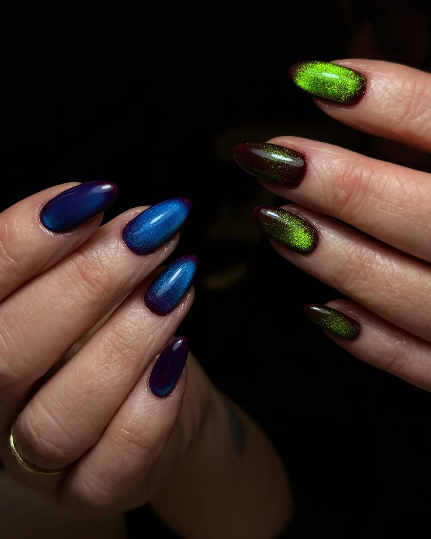 It will be a cat-eye kinda Christmas 🐱👁️🌲✨

by #selfish_helly 
.
.
.
.
#cateyenailondon #cateyenails #koreannailslondon #nailartlondon #nailartspitalfields #nailarteastlondon #nailartshoreditch #ukranianmanicurelondon #russianmanicurelondon #biabs