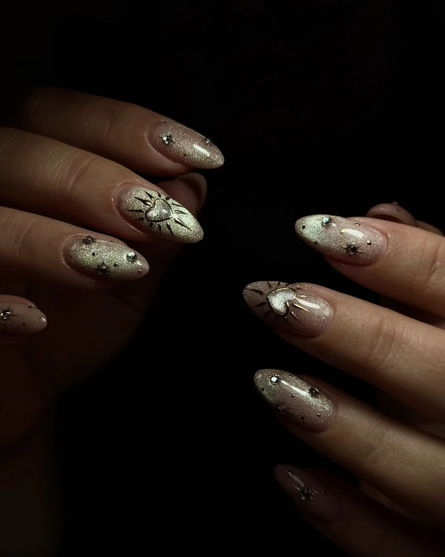 Is it New Years yet? 🍾👯✨

category 4 art by #selfish_hathi ☺️ 
.
.
.
.
.
.
#cateyenailondon #cateyenails #koreannailslondon #nailartlondon #nailartspitalfields #nailarteastlondon #nailartshoreditch #ukranianmanicurelondon #russianmanicurelondon #bi