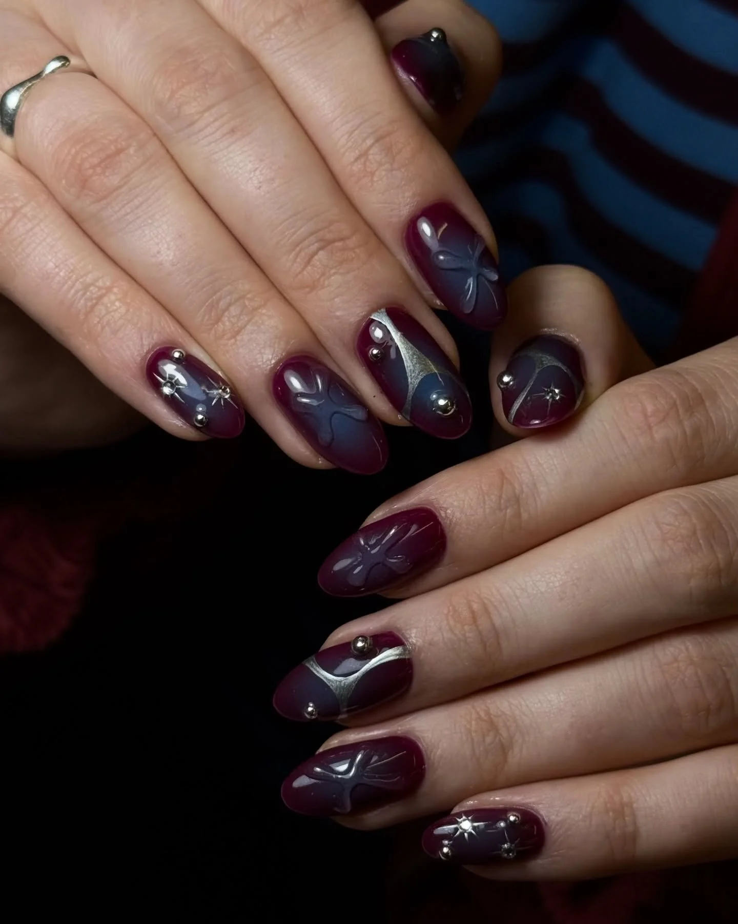 How cool is this design, guys&hellip;.. 🤤⛓️🩵

Book for a base service of your choice + category 4 art to get the same look. 

by #selfish_hathi 
.
.
.
.
#nailartlondon #nailartspitalfields #nailarteastlondon #nailartshoreditch #ukranianmanicurelond