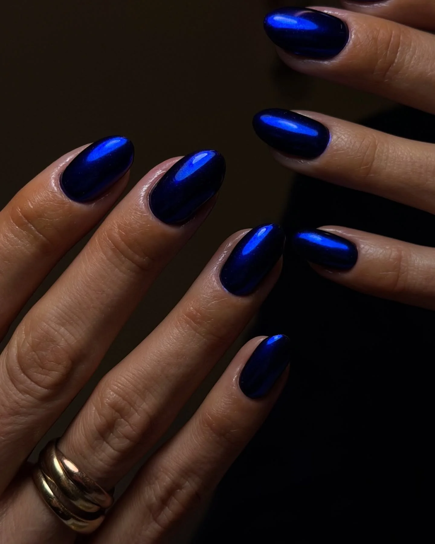 Want nails with that WOW effect? We got you 😉✨!
BIAB + colour chrome by #selfish_tata 🫦. 
Book for chrome-add on for gels and extensions. 
.
.
.
.
#chromenails #bluechromenails  #nailartlondon #nailartspitalfields #nailarteastlondon #nailartshoredi