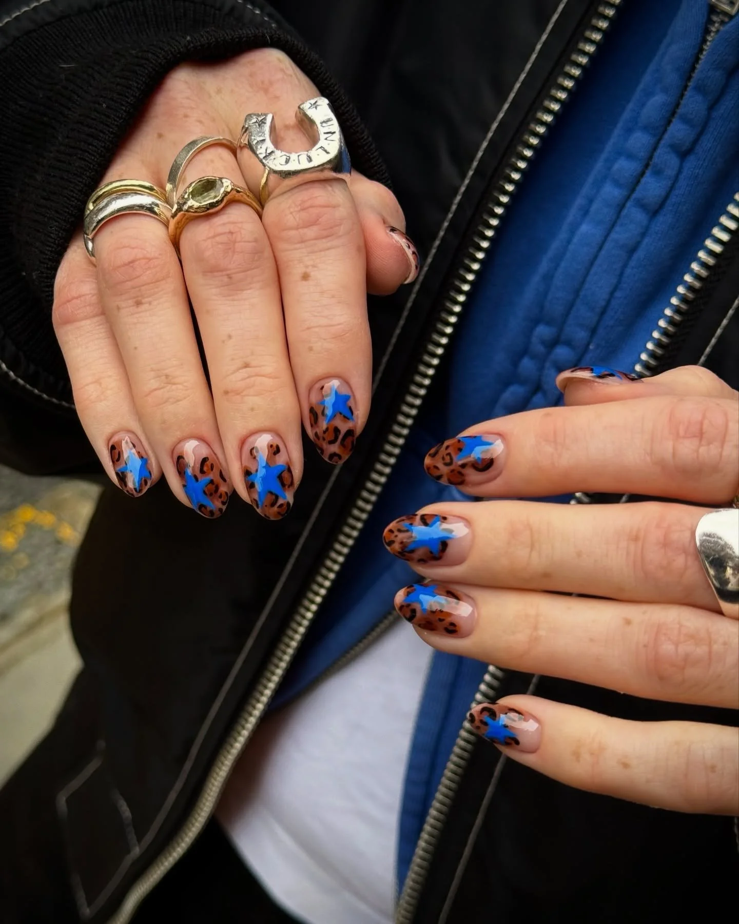 A fabulous design for our cool cat Charlotte by #selfish_sasha 🐈💙⭐️✨ 

#selfishlondon #nailartlondon #лондоннiгти