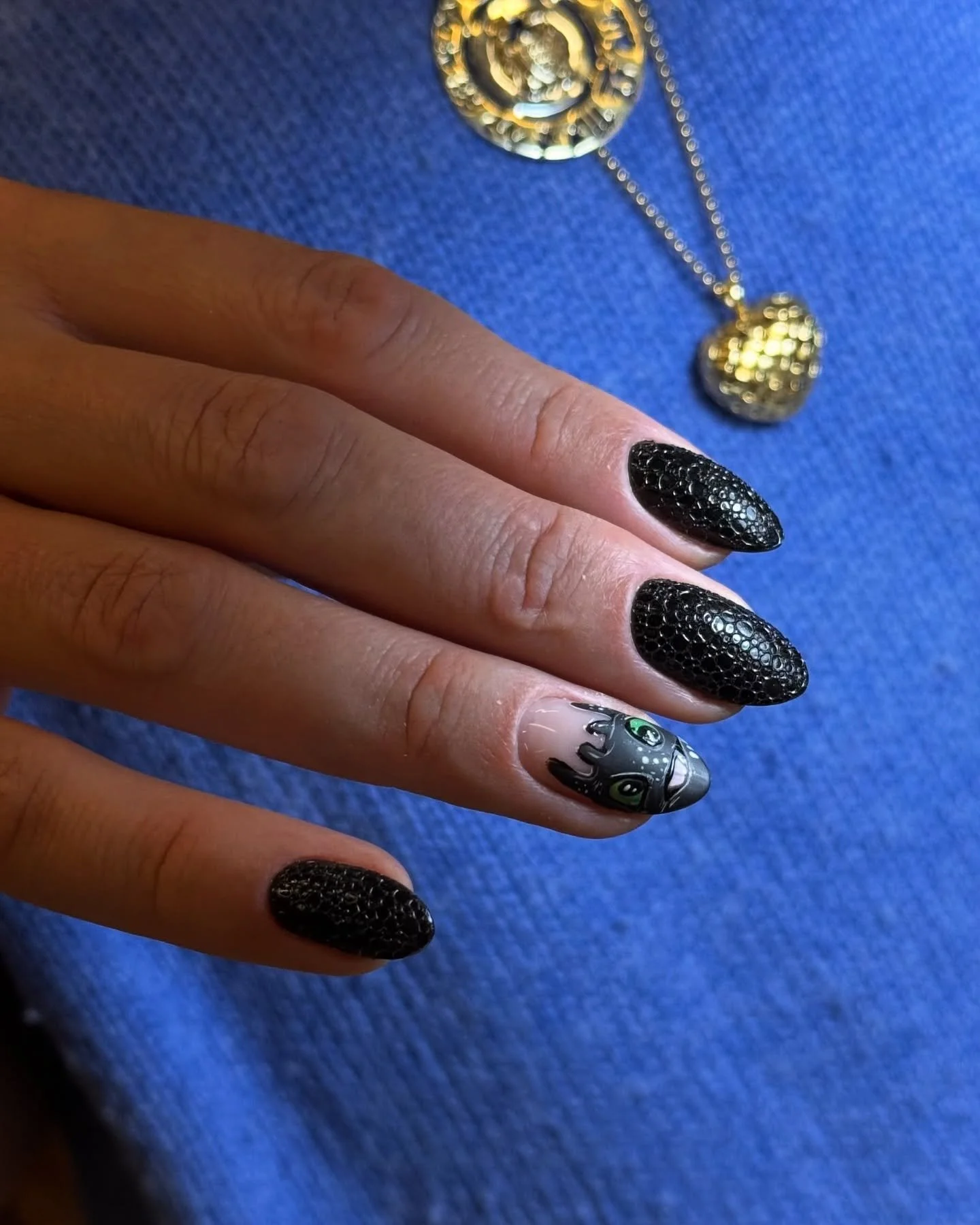 An incredible drawing of Toothless for our beautiful Marina by #selfish_helly 🐉🔥. 

#howtotrainyourdragon2 #cartoonnails #nailartshoreditch